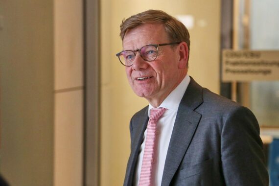 Johann Wadephul diskutiert beim NATO-Treffen über Verteidigungsstrategien und europäische Sicherheit.