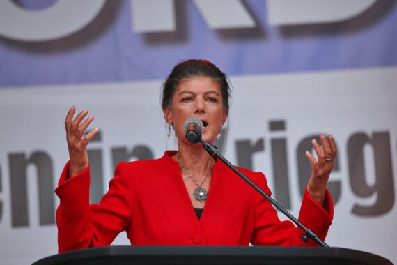 Sahra Wagenknecht fordert Rücktritt der Regierung; Politik kritisiert, demokratische Reformen vorgeschlagen.