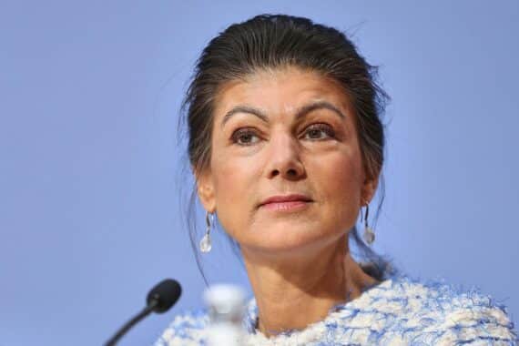 Sahra Wagenknecht fordert Abzug von US-Truppen und keine US-Raketen in Deutschland.