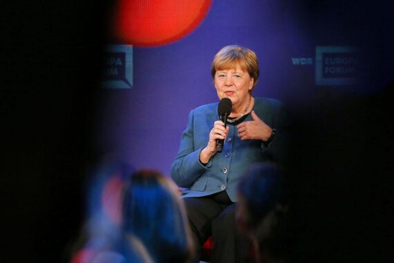 Sahra Wagenknecht äußert Unterstützung für Merkel und betont die Notwendigkeit diplomatischer Gespräche.