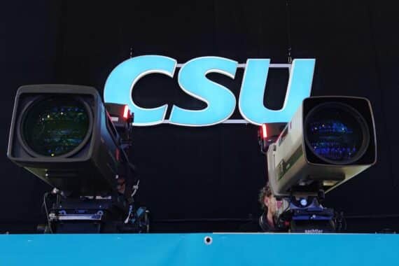 CSU-Logo mit Theo Waigel, Diskussion über parteiinterne Kritik und zukünftige Ausrichtung.