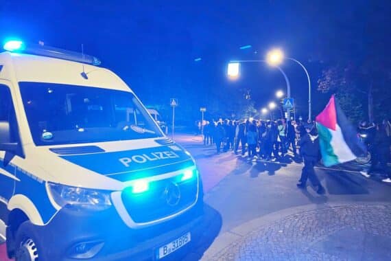 Linke Demo in Berlin mit Polizeipräsenz und friedlicher Atmosphäre, historische Anspielungen.