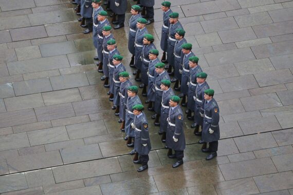 Junge Soldaten der Bundeswehr, Fragebogen zur Eignung und Wehrdienstpflicht, Bundeswehr-Anschreiben.