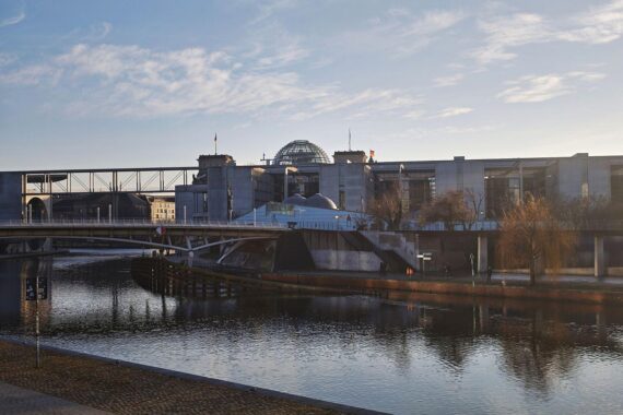 Wechselhaftes Wetter in Berlin: Sonne, Wolken und milde Temperaturen. Regierungsviertel im Hintergrund.
