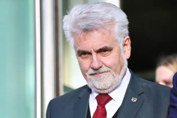 Armin Willingmann übergibt Fördermittel für Hochwasserschutzprojekte in Lutherstadt Wittenberg.