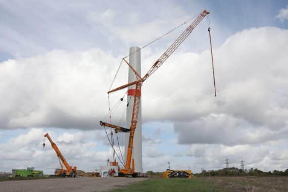 Windkraftanlagen im Bau, symbolisieren Europas Herausforderungen und Abhängigkeit von Energieimporten.