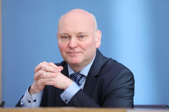Achim Truger diskutiert Steuererhöhungen und Haushaltsprobleme, besorgt über politische Polarisierung und Regierungskrise.