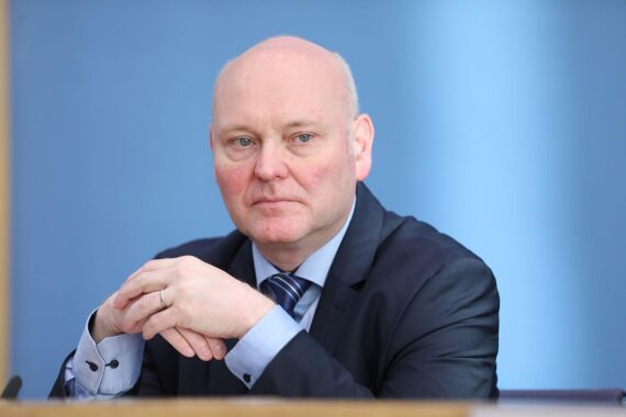 Achim Truger kritisiert CDU-Politik und warnt vor Gefahren für Demokratie und Wirtschaft.