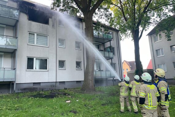 Feuerwehr bekämpft Flammen im Dachbereich eines ausgebrannten Mehrfamilienhauses in Lehrte.