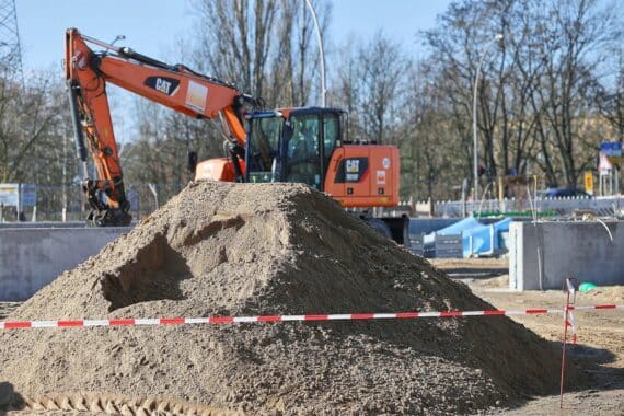 Bagger auf Baustelle, Symbol für sinkende Baugenehmigungen in Thüringen im ersten Quartal 2026.