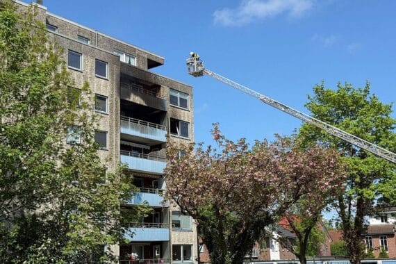 Rauch und Flammen aus Mehrfamilienhaus, Feuerwehr im Großeinsatz, Bewohner evakuiert, Katze gerettet.