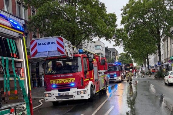 Feuerwehr löscht Wohnungsbrand, Anwohner und Vogelkäfig gerettet, erhöhtes Einsatzaufkommen in Recklinghausen.