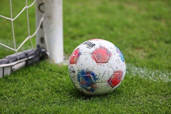 Gefälschte WM-Trikots im Internet erkennen: Preis und Anbieter sorgfältig prüfen, um rechtliche Risiken zu vermeiden.