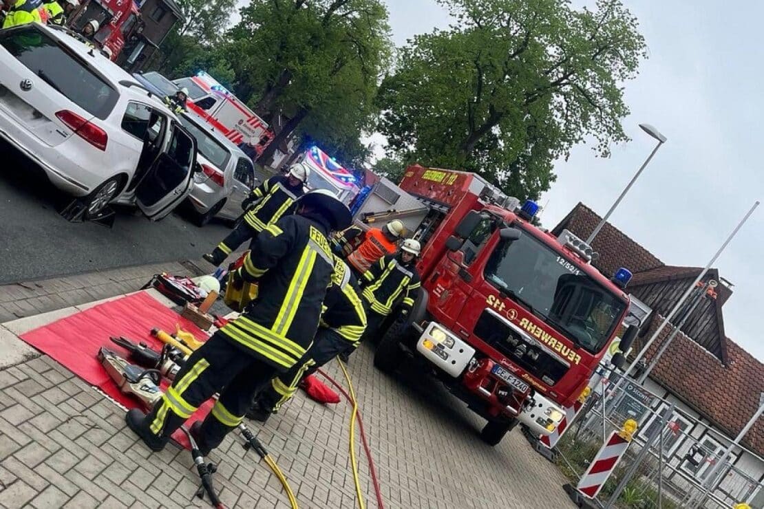 Zwei Personen nach Unfall in Bergen in Auto eingeschlossen