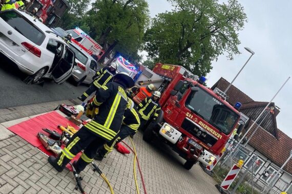 Verkehrsunfall mit Fahrzeug, Feuerwehr im Einsatz, Rettungskräfte vor Ort, Sicherungsmaßnahmen werden getroffen.