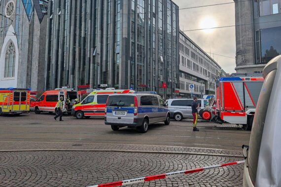 SUV fährt durch Menschenmenge in Leipzig; Polizei und Rettungskräfte im Einsatz, zwei Tote.