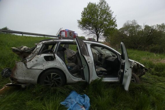 Schwerer Verkehrsunfall auf Autobahn 24: umgekipptes Auto, Verletzte, Rettungskräfte im Einsatz.