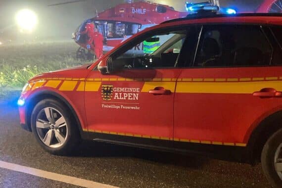 Unfallort mit Rettungsdiensten, Feuerwehr, verletzten Fußgängern und Hubschrauber im Einsatz bei Nacht.