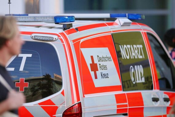 Verkehrsunfall: E-Scooter-Fahrer verletzt, Fahrzeugzusammenstoß in Frankfurt-Bergen-Enkheim.