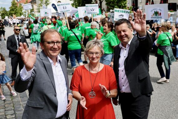 Ministerpräsident und Oberbürgermeisterin feiern gemeinsam mit Bürgern beim festlichen Sachsen-Anhalt-Tag in Bernburg.