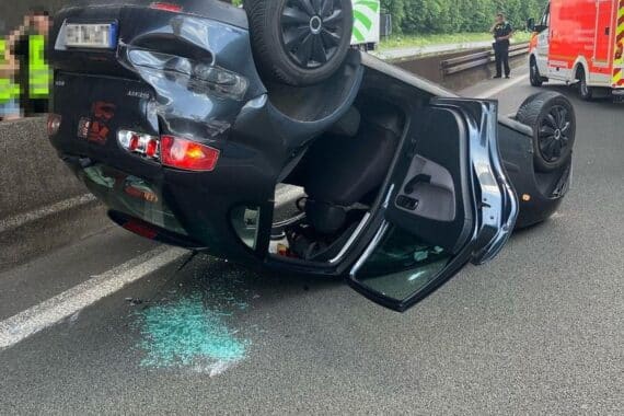Unfallauto auf dem Dach, Polizei, Autobahn A2, Bielefeld, Bergungsarbeiten und Verkehrsbehinderung.