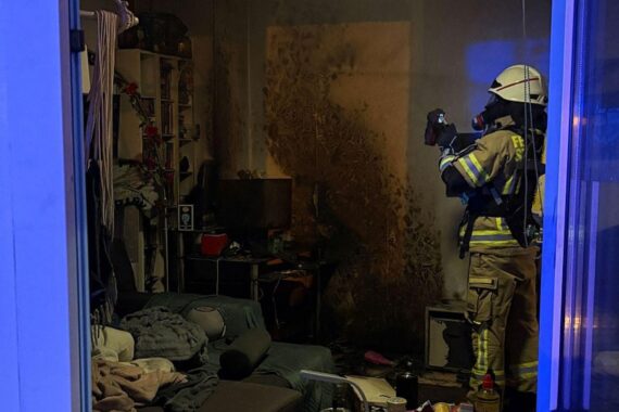 Brand in Wohnung durch Fahrradakku: Feuerwehr im Einsatz, Verletzte und starke Rauchentwicklung.