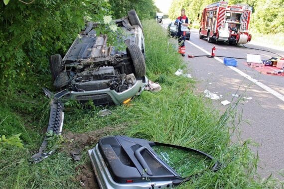 Autofahrerin nach Alleinunfall auf der L366 schwer verletzt, Fahrzeug überschlagen, Polizei vor Ort.