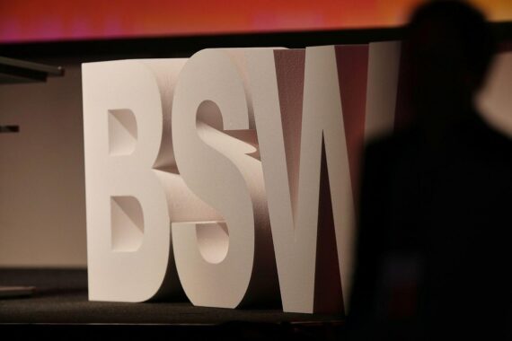 Logo der BSW und ein visueller Hinweis auf den Streit mit der ARD über Talkshow-Einladungen.