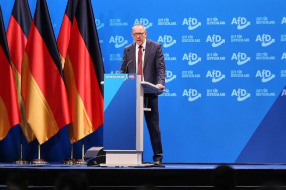 AfD-Abgeordnete diskutieren über wirtschaftliche Beziehungen zu Russland auf St. Petersburger Wirtschaftsforum.