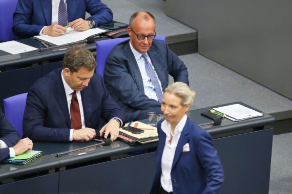 AfD führt Umfrage, gefolgt von Union, SPD und Grünen in Bundestagswahl-Szenario.