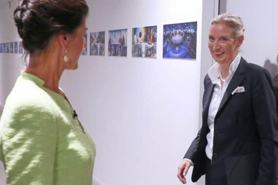 Sahra Wagenknecht und Alice Weidel diskutieren mögliche Bündnisse für eine zukünftige Regierung.