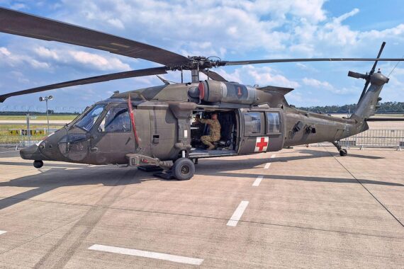 Blockade der Zufahrten zur ILA in Berlin durch Aktivisten, Militärhubschrauber im Hintergrund.