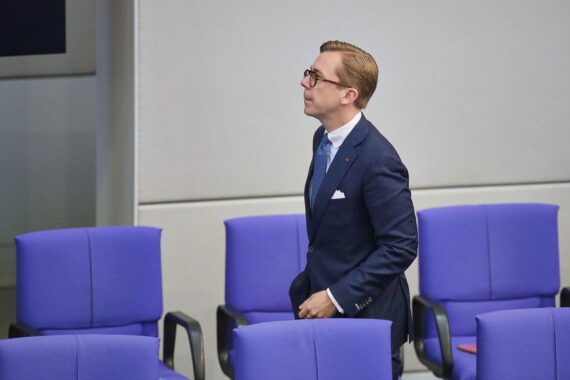 Philipp Amthor diskutiert gegen AfD-Kooperation, Fokus auf Rechtsextremismus und Menschenwürde.