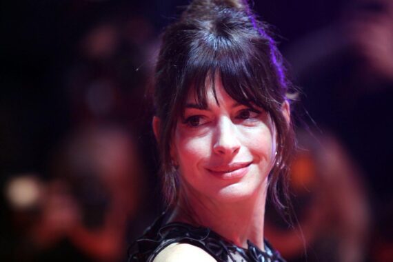 Anne Hathaway warnt vor KI-generierten Dankesschreiben bei Bewerbungen und deren Folgen.