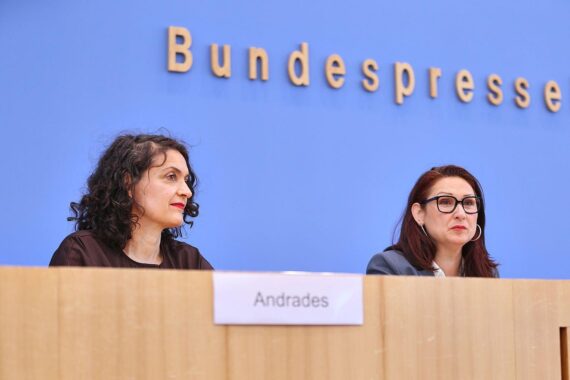 Jahresbericht 2025 der Antidiskriminierungsstelle: Präsentation, Daten zur Diskriminierung, Ferda Ataman spricht.