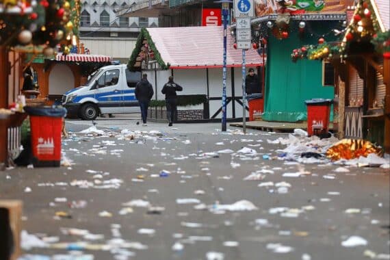 Tatort Weihnachtsmarkt nach Anschlag: zerstörte Stände, Polizei, Trauernde Menschen, Absperrungen.