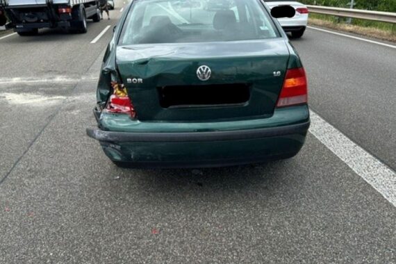 Auffahrunfall auf A65 mit zwei Verletzten, stark beschädigtem VW und Verkehrsbehinderungen.