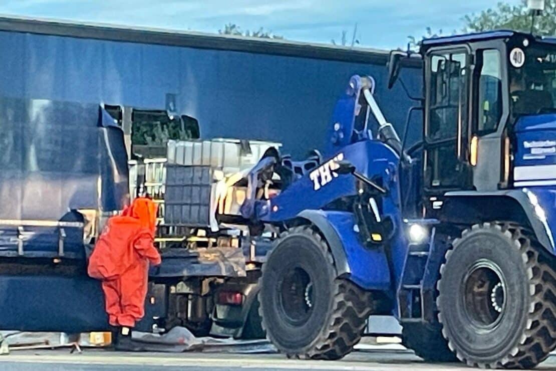Auslaufende Flüssigkeit löst Großeinsatz auf Rastplatz Röhrse an der A2 aus