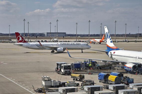 Flugzeuge von Turkish Airlines und Sunexpress vor Hintergrund der Visa-Debatte zwischen Deutschland und Türkei.