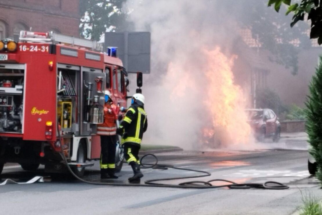 Auto brennt in Feldbergen vollständig aus