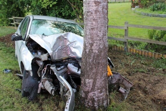 Verunfallter PKW gegen Baum, Polizei sichert Beweismaterial, verletzt Fahrer, möglicherweise Alkohol im Spiel.