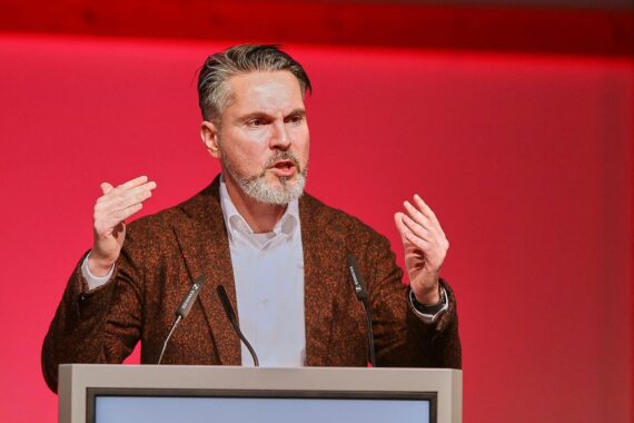 Fabio De Masi bei Pressekonferenz, diskutiert Rentenreform und Altersarmut in Deutschland.