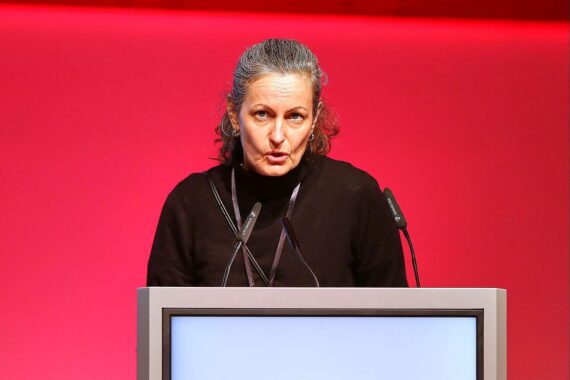 Jenny Meyer von BSW fraktioniert: Kritik an Hochschulgesetz, Einschluss privater Investoren.