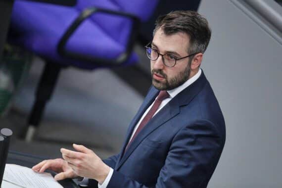 Politikerdebatte über Reform des Paragrafen zur Beleidigung von Berufspolitikern in Deutschland.
