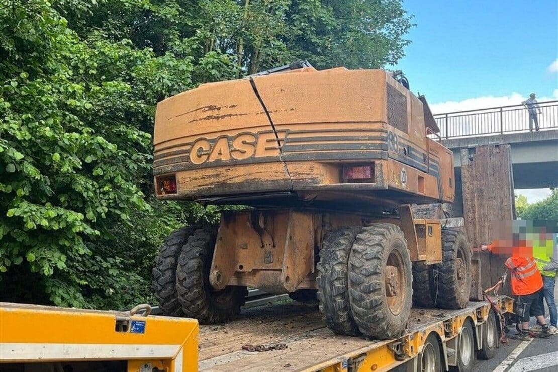 Bagger auf Tieflader rammt Brücke in Willebadessen