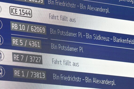 Anzeigetafel der Deutschen Bahn mit Verspätungen und Zugausfällen im Fernverkehr.