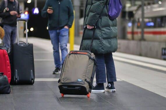 Reisende warten am Bahnhof auf die Wiederaufnahme des Zugverkehrs nach Störung.