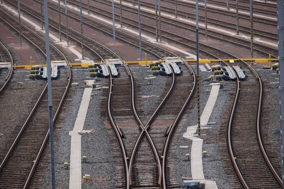 Gleisanlage mit Zügen, symbolisiert Wettbewerb im deutschen Fernverkehr und Kapazitätsöffnung.