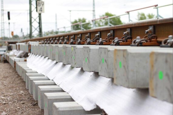 Baustelle der Deutschen Bahn mit Gleisen, Maschinen und Bauarbeitern im Einsatz.
