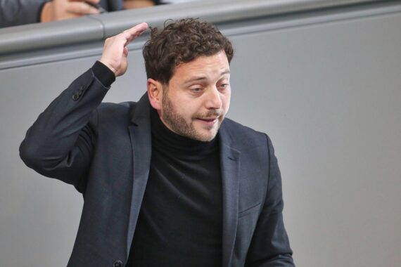 Felix Banaszak fordert starke Maßnahmen gegen Rechtsextremismus während Innenministerkonferenz in Hamburg.